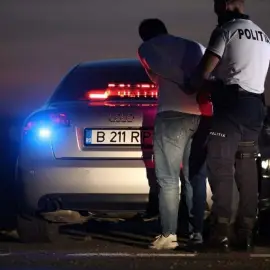 Foto  Doi bărbaţi din Slatina, arestaţi preventiv, după ce au furat din două maşini parcate, în Balş
