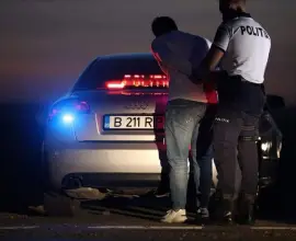 Foto  Doi bărbaţi din Slatina, arestaţi preventiv, după ce au furat din două maşini parcate, în Balş