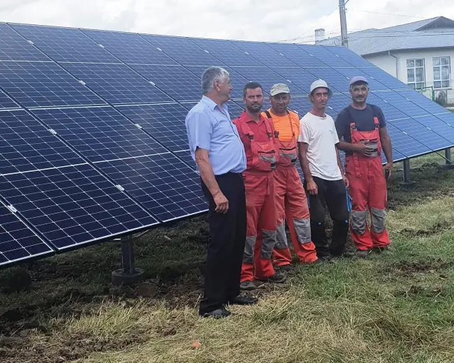 Foto  FOTO. Panouri fotovoltaice la pompele de apă din Poboru. Primarul Bărăscu vrea să aibă prima comună independentă energetic