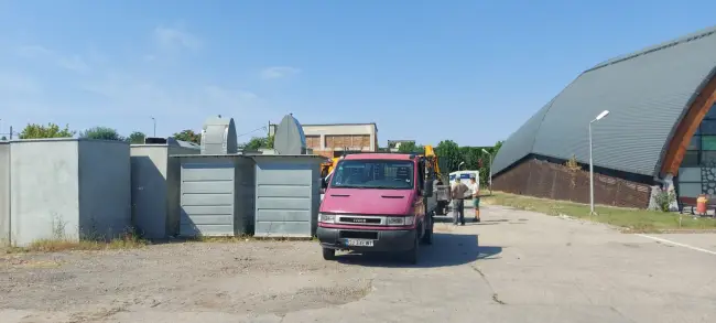 Foto FOTO. Încă 37 de containere de gunoi îngropate sunt montate la Slatina