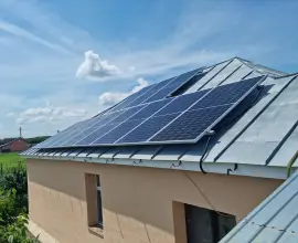 Foto Panourile fotovoltaice oferite de CEZ micilor fermieri din Dolj și Olt produc energie verde și sunt sursă vitală pentru irigarea culturilor