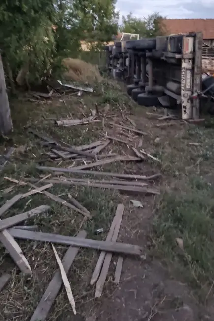 Foto FOTO. Un TIR s-a răsturnat și a pătruns în curtea unei gospodării din Movileni