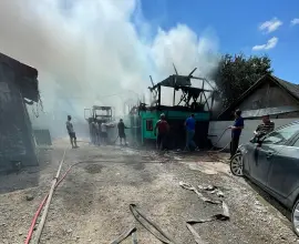 Foto VIDEO. Incendiu la Movileni, stins de pompieri şi voluntarii SVSU
