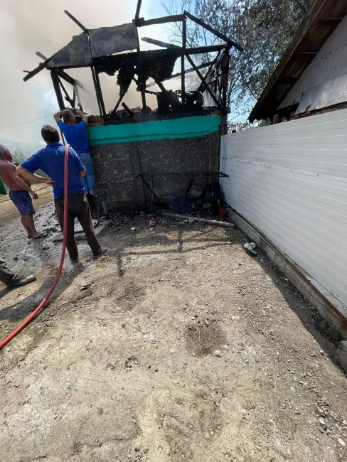 Foto VIDEO. Incendiu la Movileni, stins de pompieri şi voluntarii SVSU