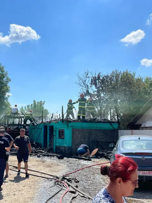 Foto VIDEO. Incendiu la Movileni, stins de pompieri şi voluntarii SVSU