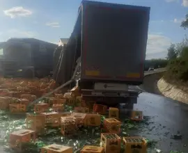 Foto VIDEO. Camion cu bere, răsturnat pe DN 65