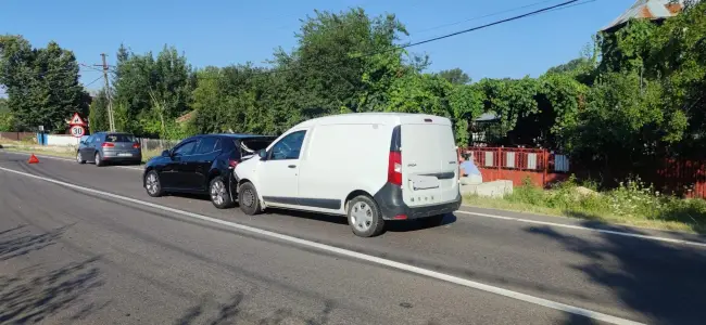 Foto VIDEO. Trei autoturisme implicate într-un accident la Coloneşti