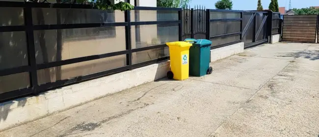 Foto Primăria Slatina a început distribuirea pubelelor galbene. Gunoiul reciclabil va fi ridicat în fiecare zi de joi sau vineri a săptămânii