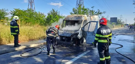 Foto O autoutilitară a fost cuprinsă de flăcări, la ieşirea din Slatina, spre Milcov (VIDEO)