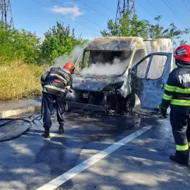 Foto O autoutilitară a fost cuprinsă de flăcări, la ieşirea din Slatina, spre Milcov (VIDEO)
