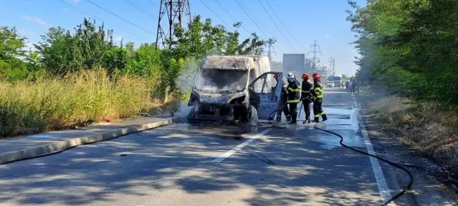 Foto O autoutilitară a fost cuprinsă de flăcări, la ieşirea din Slatina, spre Milcov (VIDEO)