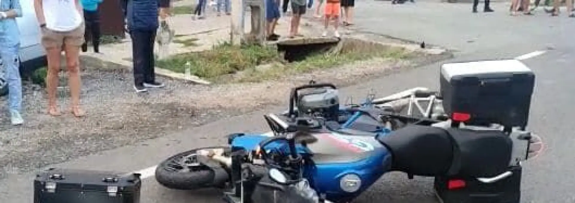 Foto Accident la Negreni. Două persoane transportate la spital, după impactul între un autoturism şi o motocicletă
