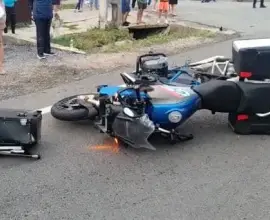 Foto Accident la Negreni. Două persoane transportate la spital, după impactul între un autoturism şi o motocicletă