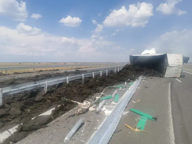 Foto Un TIR s-a răsturnat pe DEx12, între Slatina şi Balş. Traficul este blocat
