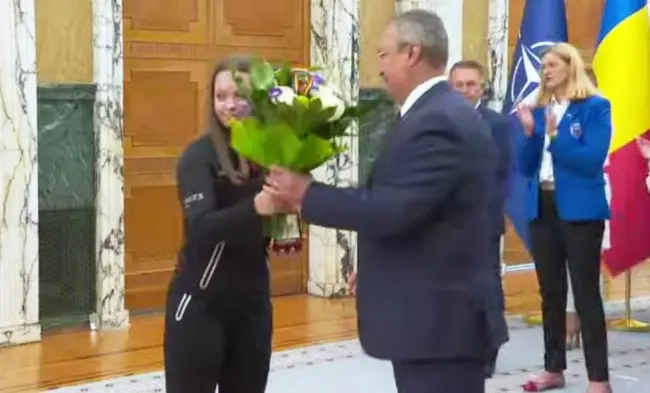 Foto Slătineanca Andreea Jifcu, premiată la Guvernul României. Sportiva, medaliată cu aur la tenis de masă (VIDEO)