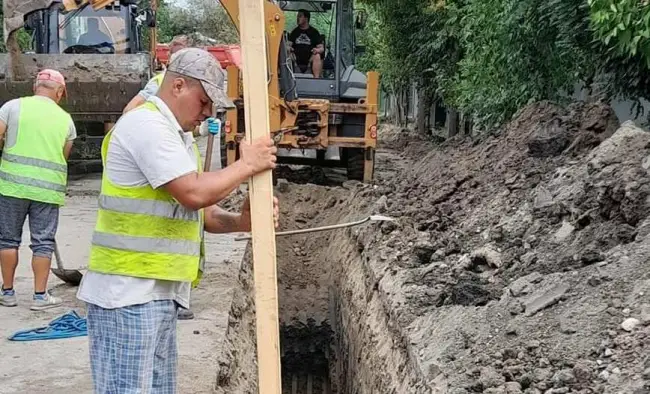 Foto  Se extinde reţeaua de canalizare în cartierul Vârtina din Balş (FOTO)