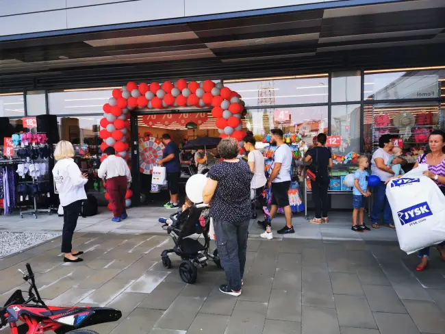 Foto FOTO. Slătinenii au luat cu asalt noul centru comercial. Reduceri în toate magazinele din Shopping Park Slatina