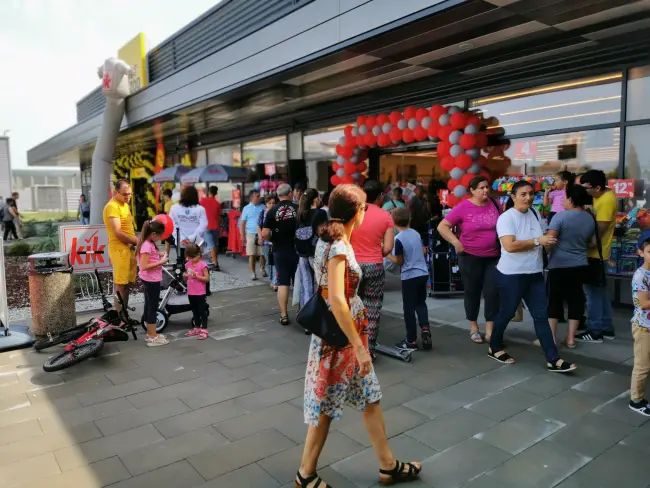 Foto FOTO. Slătinenii au luat cu asalt noul centru comercial. Reduceri în toate magazinele din Shopping Park Slatina