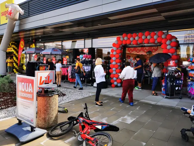 Foto FOTO. Slătinenii au luat cu asalt noul centru comercial. Reduceri în toate magazinele din Shopping Park Slatina