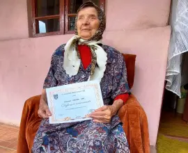 Foto O femeie din Piatra-Olt, ajunsă la 100 de ani, felicitată de primar şi reprezentanţii CJ Olt