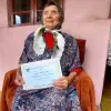 Imagine O femeie din Piatra-Olt, ajunsă la 100 de ani, felicitată de primar şi reprezentanţii CJ Olt