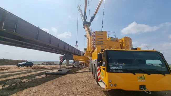 Foto FOTO. Se montează ultimele segmente metalice ale podului rutier de la Valea Mare, peste Drumul Expres