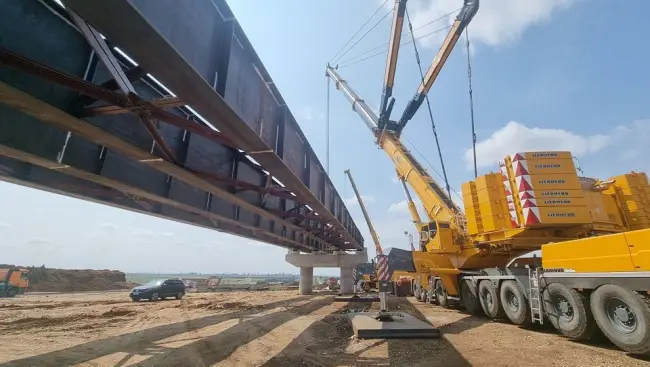 Foto FOTO. Se montează ultimele segmente metalice ale podului rutier de la Valea Mare, peste Drumul Expres