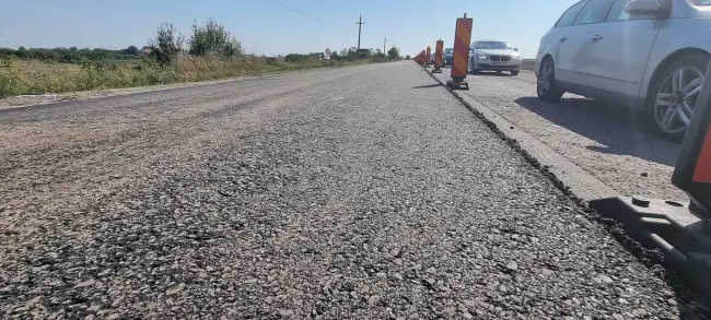 Foto FOTO. Primul strat de asfalt pe drumul naţional DN 6, între localităţile oltene Mihăeşti şi Drăghiceni