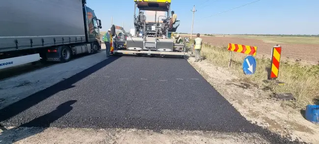Foto FOTO. Primul strat de asfalt pe drumul naţional DN 6, între localităţile oltene Mihăeşti şi Drăghiceni