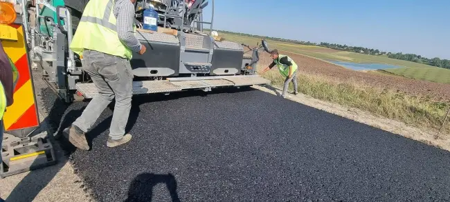 Foto FOTO. Primul strat de asfalt pe drumul naţional DN 6, între localităţile oltene Mihăeşti şi Drăghiceni