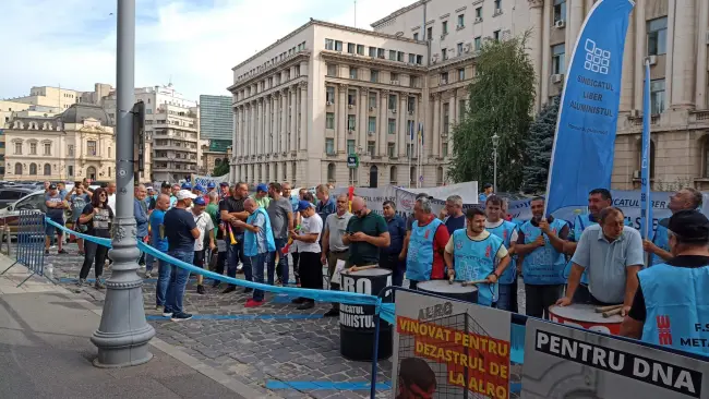 Foto VIDEO. Angajaţii Alro protestează în faţa Ministerului Energiei