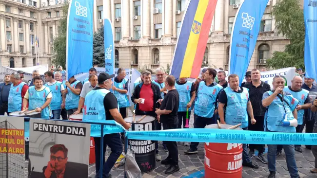 Foto VIDEO. Angajaţii Alro protestează în faţa Ministerului Energiei