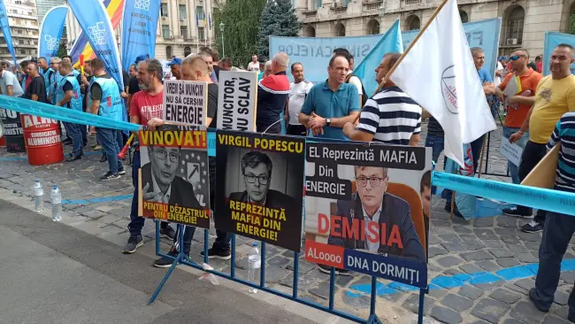 Foto VIDEO. Angajaţii Alro protestează în faţa Ministerului Energiei