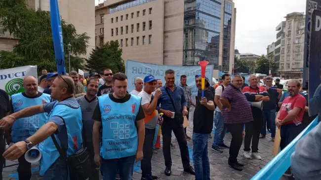 Foto VIDEO. Angajaţii Alro protestează în faţa Ministerului Energiei