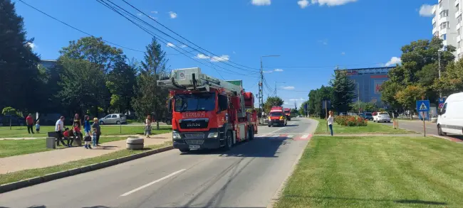 Foto FOTO. Ziua Pompierilor, marcată la Slatina cu avansări în grad, expoziție de autospeciale şi ateliere de prezentare a tehnicii de intervenţie