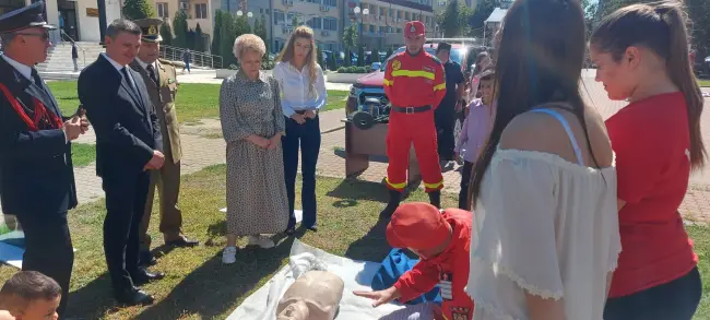 Foto FOTO. Ziua Pompierilor, marcată la Slatina cu avansări în grad, expoziție de autospeciale şi ateliere de prezentare a tehnicii de intervenţie