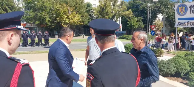 Foto FOTO. Ziua Pompierilor, marcată la Slatina cu avansări în grad, expoziție de autospeciale şi ateliere de prezentare a tehnicii de intervenţie