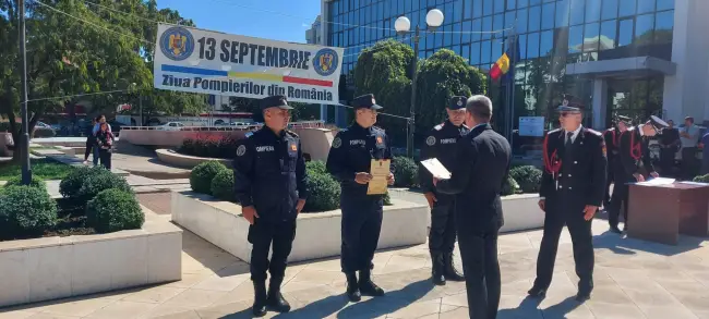 Foto FOTO. Ziua Pompierilor, marcată la Slatina cu avansări în grad, expoziție de autospeciale şi ateliere de prezentare a tehnicii de intervenţie