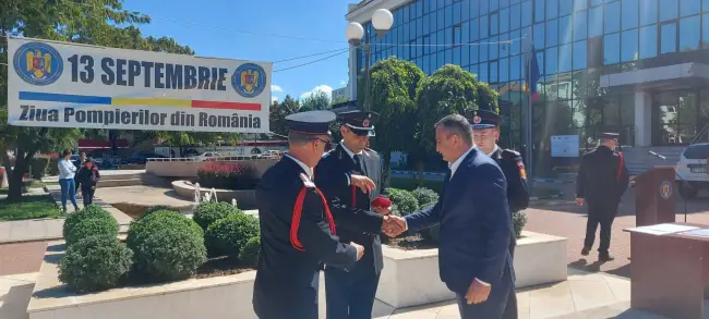 Foto FOTO. Ziua Pompierilor, marcată la Slatina cu avansări în grad, expoziție de autospeciale şi ateliere de prezentare a tehnicii de intervenţie