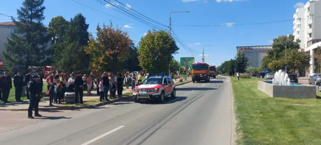 Foto FOTO. Ziua Pompierilor, marcată la Slatina cu avansări în grad, expoziție de autospeciale şi ateliere de prezentare a tehnicii de intervenţie