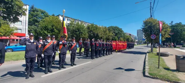 Foto FOTO. Ziua Pompierilor, marcată la Slatina cu avansări în grad, expoziție de autospeciale şi ateliere de prezentare a tehnicii de intervenţie