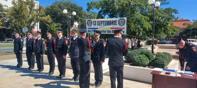 Foto FOTO. Ziua Pompierilor, marcată la Slatina cu avansări în grad, expoziție de autospeciale şi ateliere de prezentare a tehnicii de intervenţie