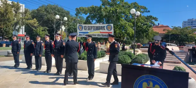 Foto FOTO. Ziua Pompierilor, marcată la Slatina cu avansări în grad, expoziție de autospeciale şi ateliere de prezentare a tehnicii de intervenţie