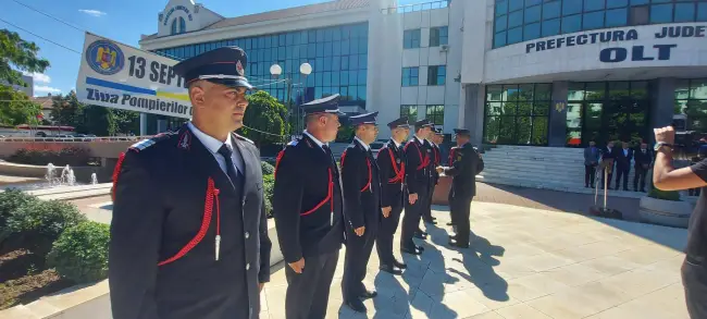 Foto FOTO. Ziua Pompierilor, marcată la Slatina cu avansări în grad, expoziție de autospeciale şi ateliere de prezentare a tehnicii de intervenţie