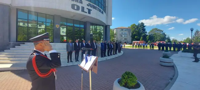 Foto FOTO. Ziua Pompierilor, marcată la Slatina cu avansări în grad, expoziție de autospeciale şi ateliere de prezentare a tehnicii de intervenţie