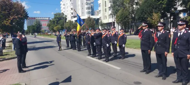 Foto FOTO. Ziua Pompierilor, marcată la Slatina cu avansări în grad, expoziție de autospeciale şi ateliere de prezentare a tehnicii de intervenţie