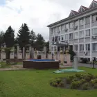 Foto „Celebrele” statui din faţa Primăriei Balş, de 800 de euro bucata, mutate în urma unui proiect de reabilitare a centrului localităţii