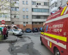 Foto Bărbat căzut de la etajul unui bloc din Slatina, mort la spital. Poliţia a deschis o anchetă