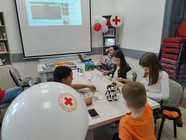 Foto FOTO. Club educaţional multicultural pentru copii ucraineni, dar şi români, la Crucea Roşie Olt