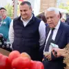 Imagine FOTO. Ministrul Agriculturii a făcut cumpărături de la producătorii olteni, la Ziua Recoltei de la Slatina